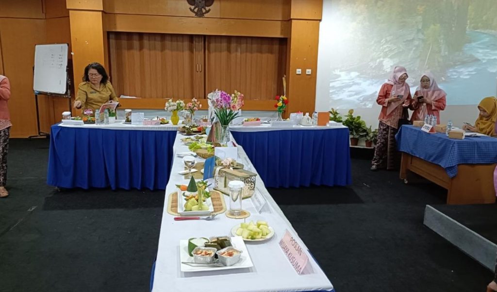 Dosen Universitas Asa Indonesia menjadi juri pada kegiatan lomba posyandu